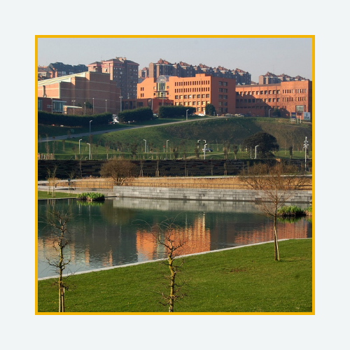 Imagen panorámica de los edificios de la universidad de Cantabria vistos desde el parque de las llamas.