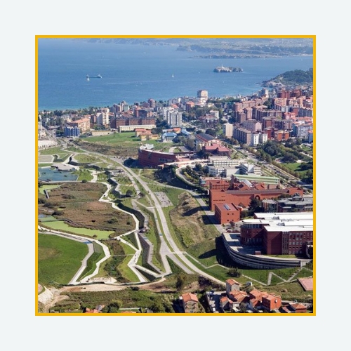 Imagen de vista aérea del campus de la Universidad de Cantabria, el parque de las llamas y el comienzo de la bahía de Santander con la isla de Mouro de fondo.