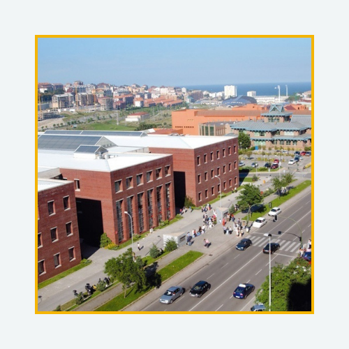 Imagen donde se ve la fachada principal del edificio que alberga las facultados de derecho y económicas de la Universidad de Cantabria