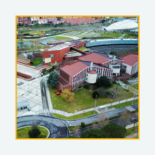 Vista aérea de la Plaza de la ciencia en el campus de la universidad de Cantabria.